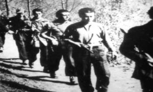 Formazione partigiana in movimento durante la Resistenza