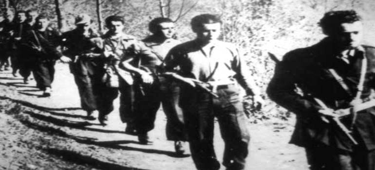 Formazione partigiana in movimento durante la Resistenza
