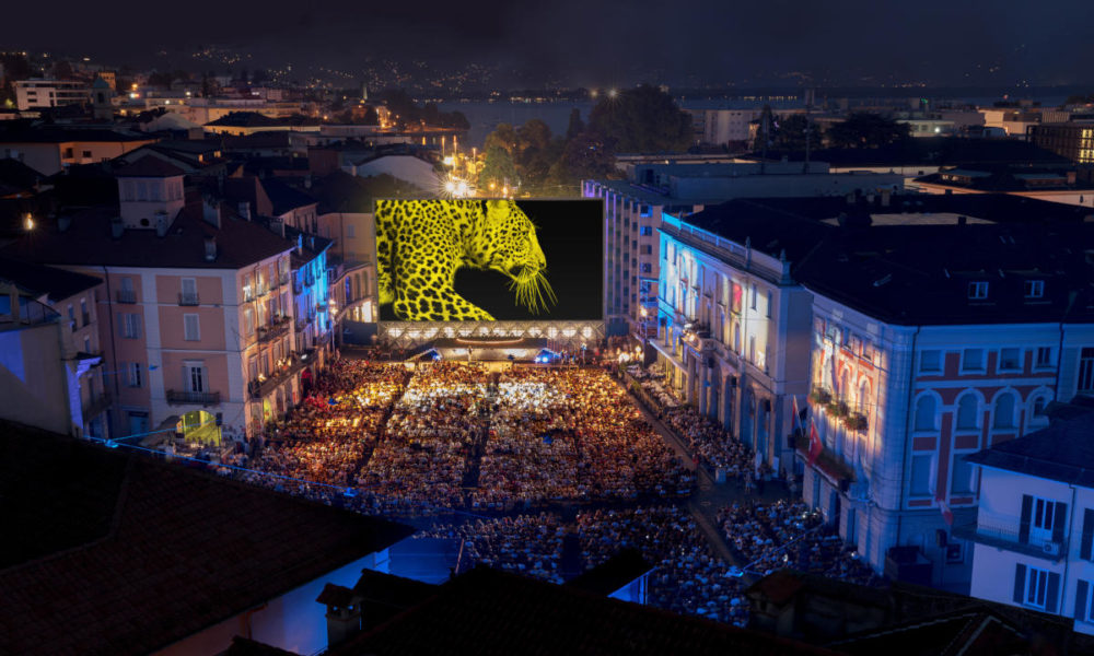 Panoramica su Piazza Grande a Locarno con pardo su grande schermo