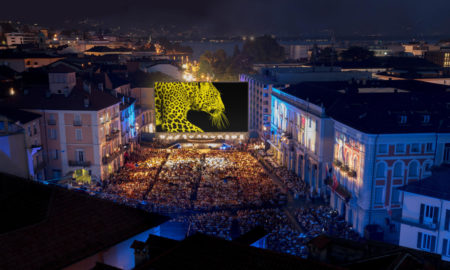 Panoramica su Piazza Grande a Locarno con pardo su grande schermo
