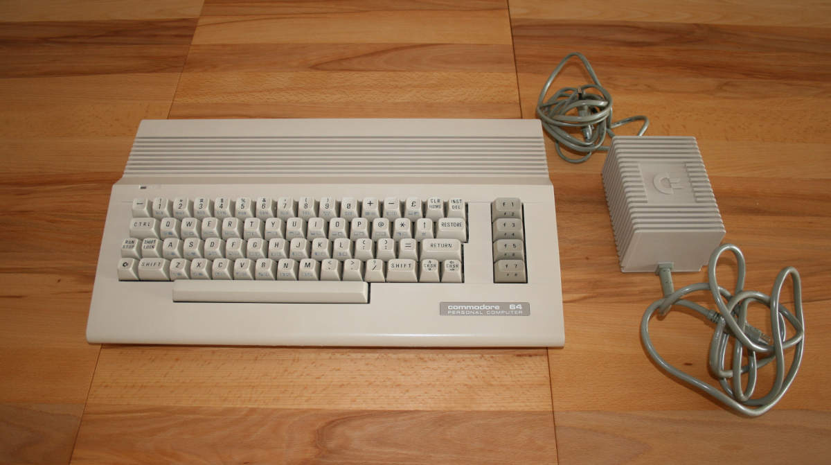 Commodore C64C con alimentatore