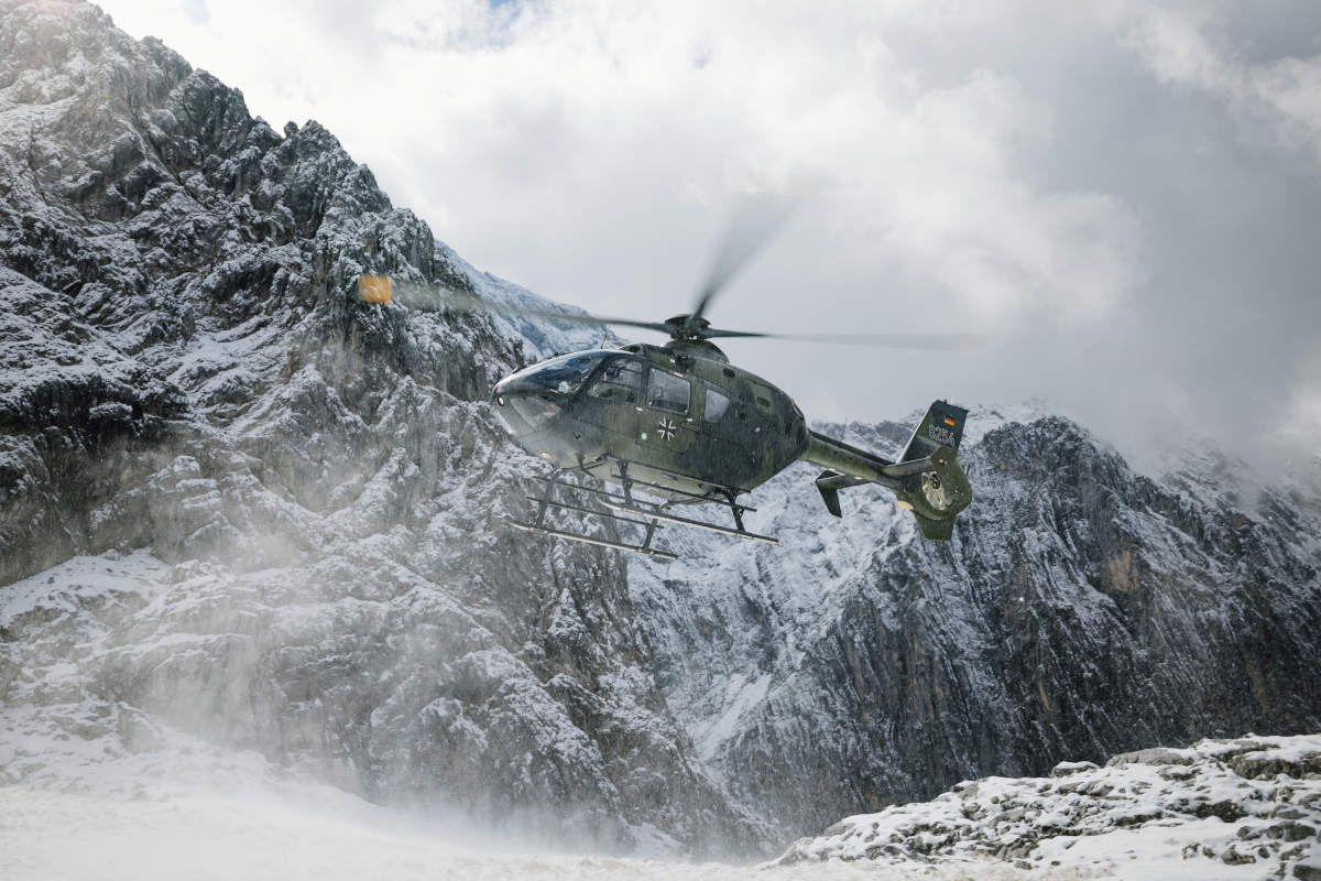 ESA - Astronauti si esercitano in elicottero per le missioni lunari