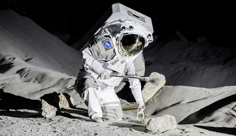 Astronauta in allenamento nel complesso LUNA dell'ESA