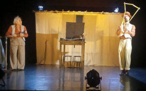 Una scena da "Dalla mela al sole" del Teatro Pan