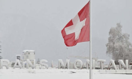 La scritta CRANS-MONTANA sullo sfondo della bandiera svizzera