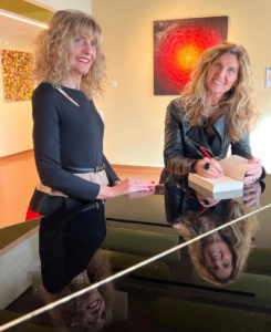 La Galerie Caslano - Mostra TRA-S-PARENZE - La curatrice Mariagrazia Poncia con l'artista Daniela Rebuzzi