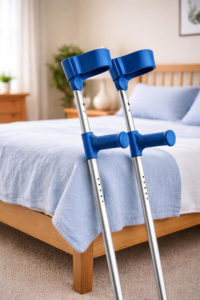 Stampelle blu davanti ad un letto