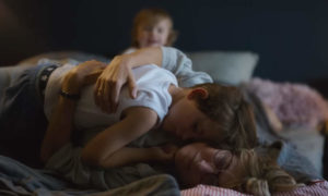 Una scena da "L'Attachement" (La tenerezza), premio per il miglior film ai César 2026