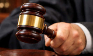 Giudice che batte con il martello sul tavolo