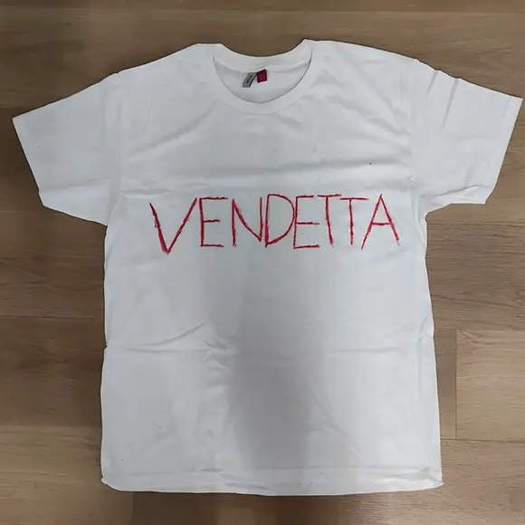 La maglietta indossata dal tredicenne autore dell'assalto alla prof. di francese