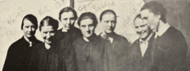 Teresine - Ottobre 1932: le prime Associate con Maria Motta (seconda a sinistra)