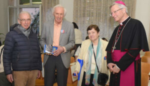 Da sinistra: don Pietro Borelli, attuale assistente spirituale delle Teresine; Giuseppe Zois, autore del libro sui 100 anni della Teresine; Maria Teresa Candian e mons. De Raemy.