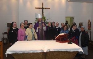 Foto di gruppo di alcune Teresine e religiose al termine della celebrazione eucaristica in Via Nassa.