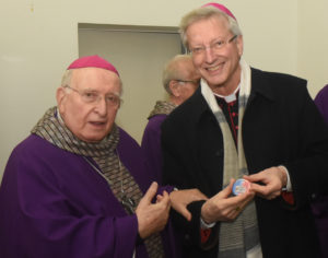 Il vescovo emerito Pier Giacomo Grampa con l’amministratore apostolico Alain de Raemy