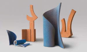 Petra Weiss, cinque sculture in ceramica. Da sinistra: Onda, Racconto, Segno, Onda, Segno