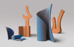 Petra Weiss, cinque sculture in ceramica. Da sinistra: Onda, Racconto, Segno, Onda, Segno
