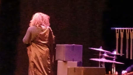 Una scena dallo spettacolo "Ingranaggi e dadi"