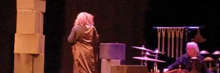 Una scena dallo spettacolo "Ingranaggi e dadi"