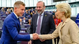Péter Magyar con Manfred Weber e Ursula von der Leyen