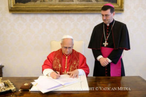 Papa Leone XIV firma la sua prima enciclica, "Magnifica Humanitas"