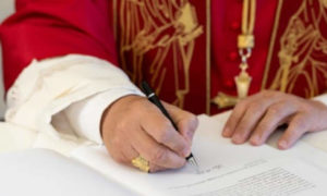 Papa Leone XIV firma la sua prima enciclica, "Magnifica Humanitas" (Foto: Vatican Media)Humanitas"