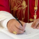 Papa Leone XIV firma la sua prima enciclica, "Magnifica Humanitas" (Foto: Vatican Media)Humanitas"