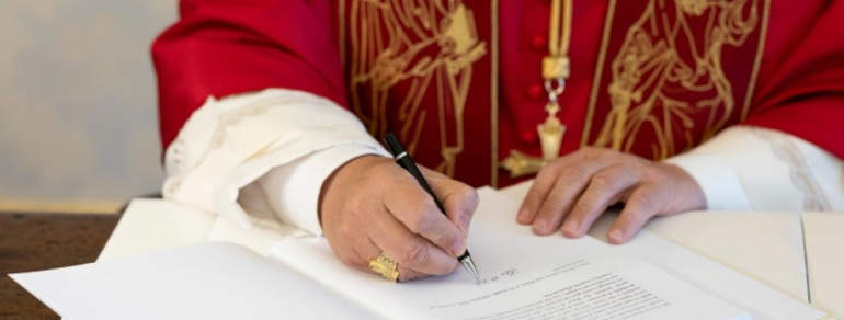 Papa Leone XIV firma la sua prima enciclica, "Magnifica Humanitas" (Foto: Vatican Media)Humanitas"