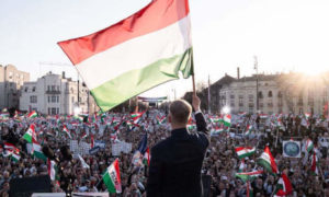 12 aprile 2026: Péter Magyar festeggia la vittoria alle elezioni parlamentari ungheresi