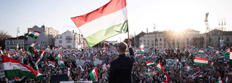 12 aprile 2026: Péter Magyar festeggia la vittoria alle elezioni parlamentari ungheresi