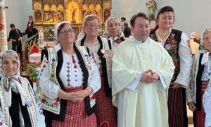 Teresine di Lugano in Romania - Teresine moldave nei loro costumi