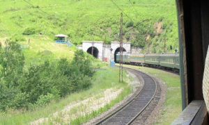 Transiberiana - Treno che entra in un tunnel vicino al lago Baikal a ovest di Kultuk