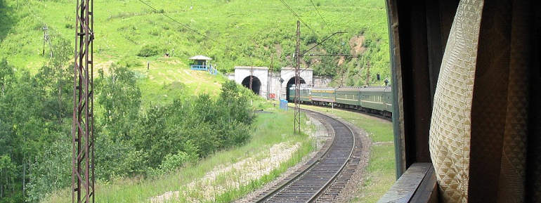 Transiberiana - Treno che entra in un tunnel vicino al lago Baikal a ovest di Kultuk
