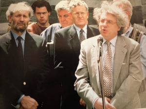 Intervento dell'arch. Botta in occasione dell'inaugurazione della nuova Chiesa di Mogno. Da sin.: l'arch. Dazio e l'allora Consigliere federale Villiger (Proprietà Fondazione Chiesa Mogno-Fusio)