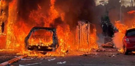 Belfast, 9 giugno 2026: abitazioni e automobili in fiamme