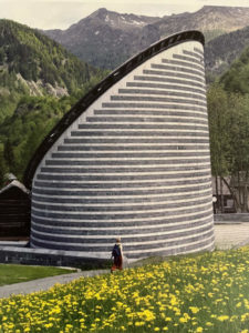 Esterno della chiesa di Mogno progettata dall'arch. Botta (Foto: Jo Locatelli)