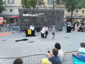 Buskers 2026 - Il mago di The charming Jay con un bambino preso dal pubblico