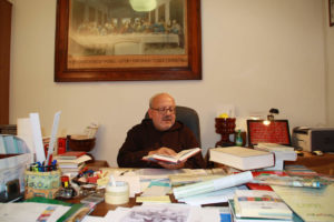 Padre Mario Collarini al lavoro
