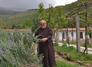 P. Mario Collarini nel suo orto
