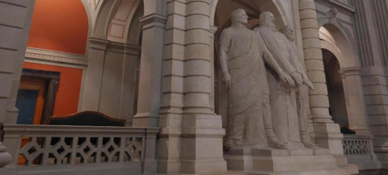 I tre Confederati di James Vibert nell’atrio di Palazzo federale a Berna