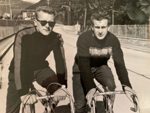 Claudio Bertarelli (a sinistra) campione ticinese di ciclismo nel 1954 con il fratello Ruggero, campione ticinese 1956