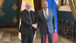 25 agosto 2026: mons. Paul Richard Gallagher con il ministro degli esteri russo Lavrov a Mosca (Fonte: Vatican News)
