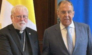 25 agosto 2026: mons. Paul Richard Gallagher con il ministro degli esteri russo Lavrov a Mosca (Fonte: Vatican News)