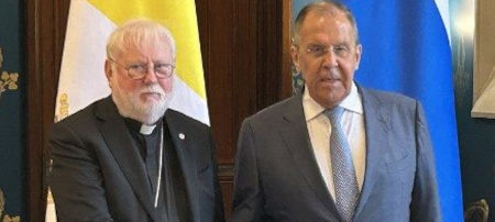 25 agosto 2026: mons. Paul Richard Gallagher con il ministro degli esteri russo Lavrov a Mosca (Fonte: Vatican News)