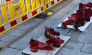 Le scarpe rosse, simbolo dei femminicidi