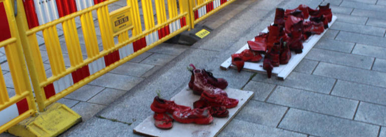 Le scarpe rosse, simbolo dei femminicidi
