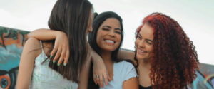 Tre amiche sorridenti
