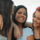 Tre amiche sorridenti
