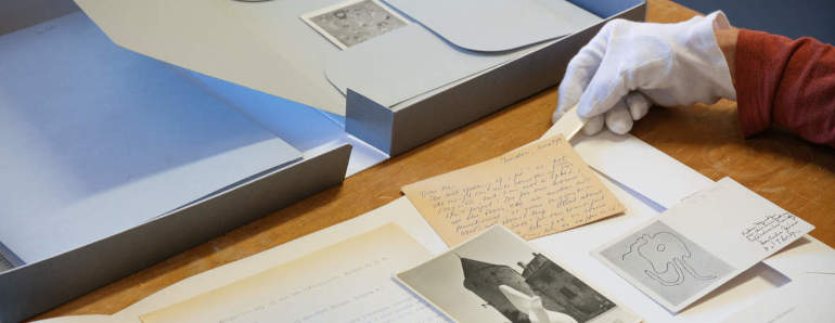 Al lavoro nell’archivio della Fondazione Marguerite Arp