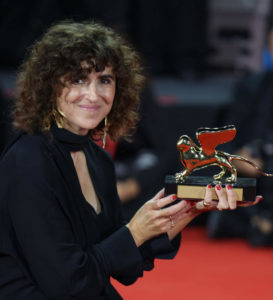La regista May el-Toukhy con il Leone d'Oro per "Woman Unknown" alla Mostra del cinema di Venezia 2026
