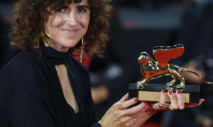 La regista May el-Toukhy con il Leone d'Oro per "Woman Unknown" alla Mostra del cinema di Venezia 2026